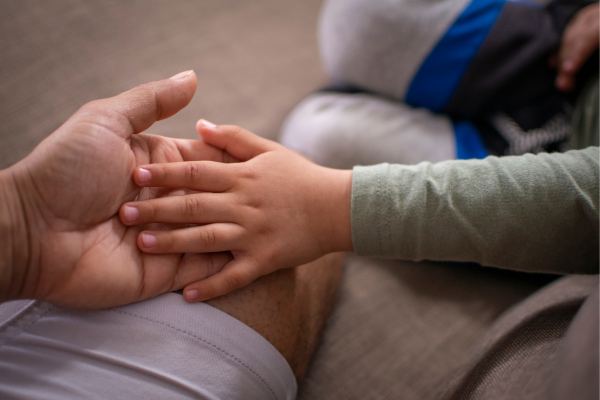 Thương con kiểu làm thay là đang làm con yếu đi